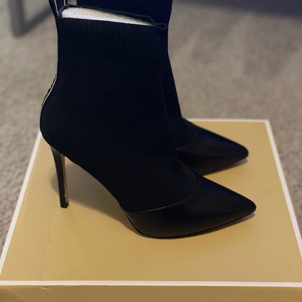 Michael Kors Classic Black Pumps - Picture 3 of 6